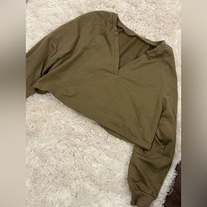 Long sleeve v neck sweatshirt cropped